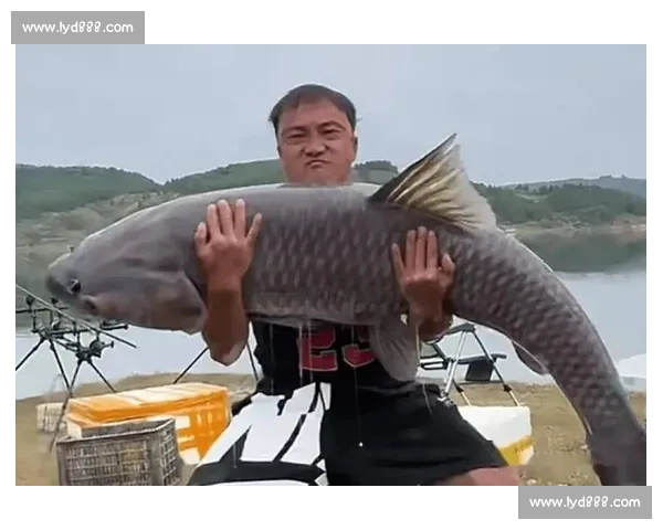 钓获 1.1 米巨鲶后放生：乐山男子用行动诠释生态垂钓新境界